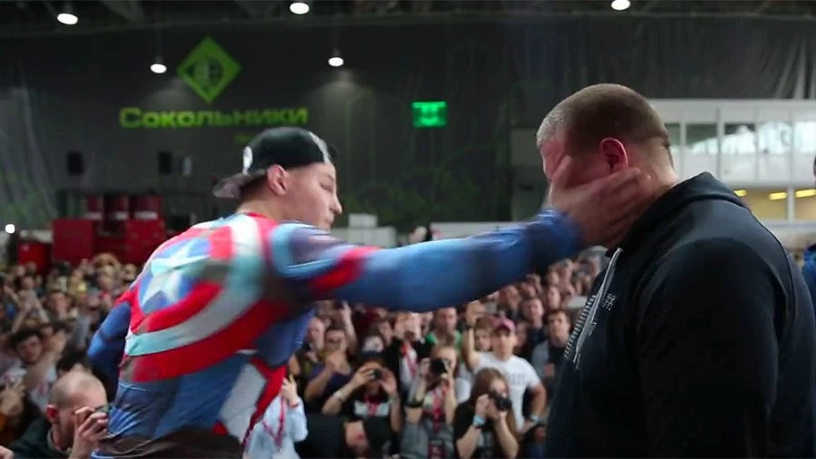 Χαστούκια μέχρι τελικής πτώσης! Το απίστευτο πρωτάθλημα στην Ρωσία με συμμετοχές απ όλο τον κόσμο (βίντεο)